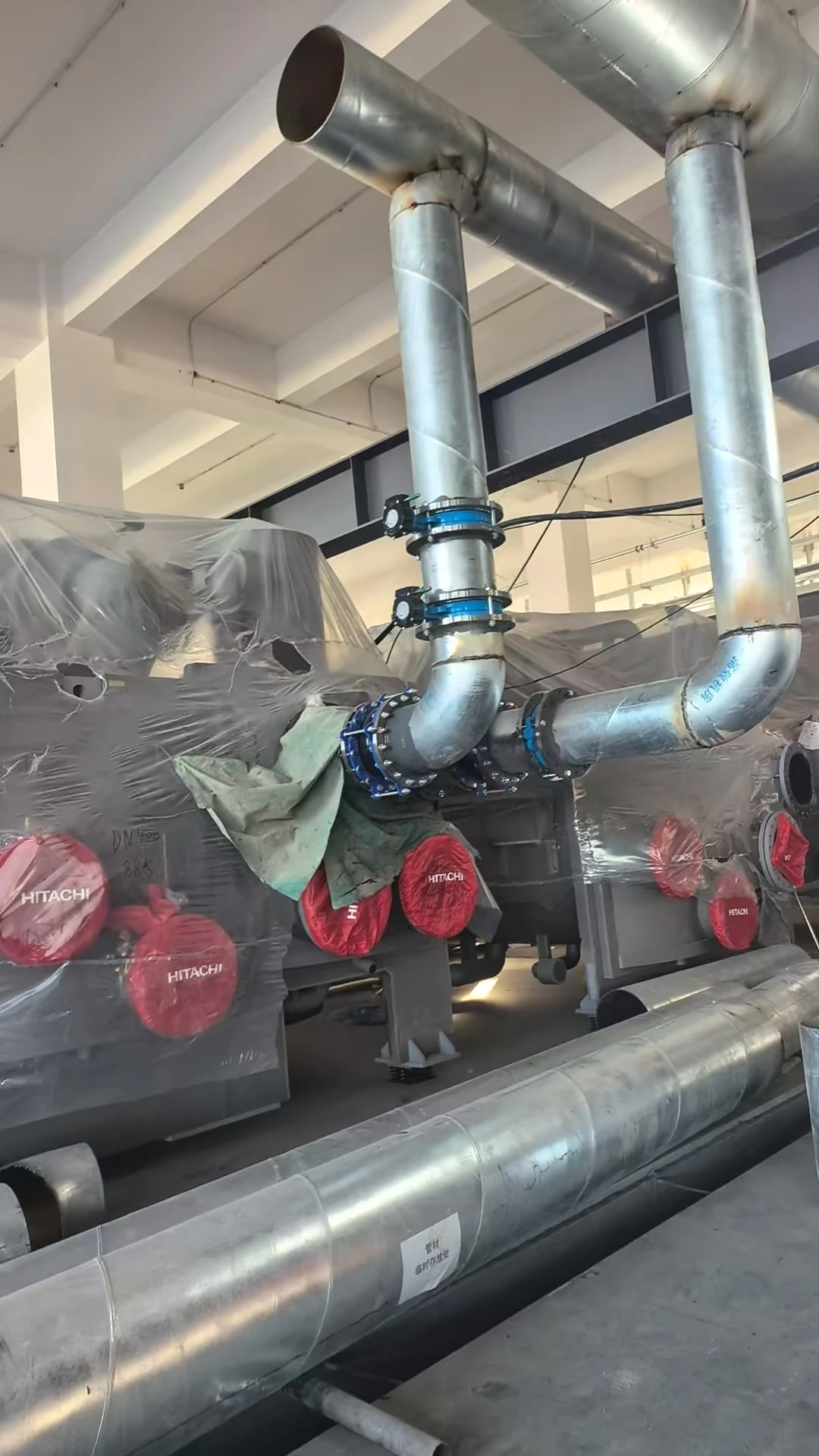 Chiller equipment and pipework in the Tongchuan New Energy Industrial Park equipment room